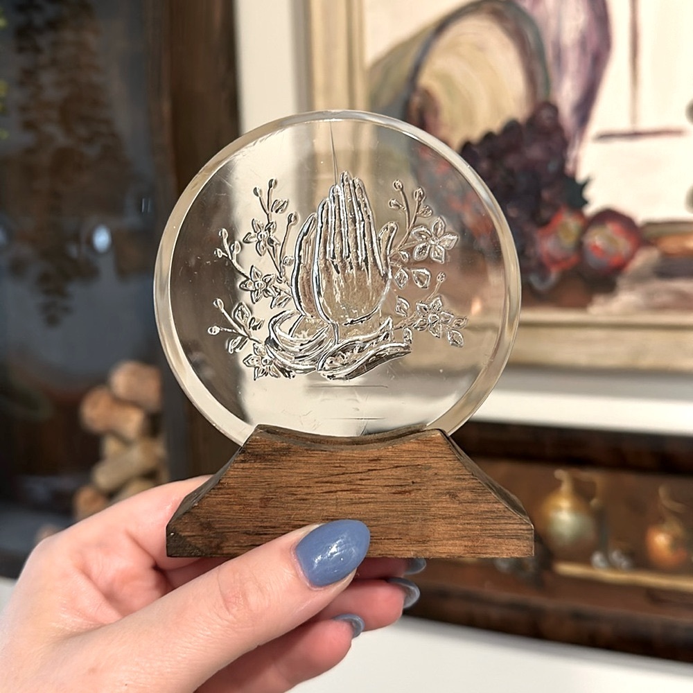 🛐 Vintage 1980 Spencer Gifts Praying Hands Acrylic & Wood Plaque